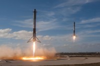 nahezu synchrone Landung der Booster der ersten Falcon Heavy
