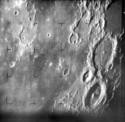 die erste Ranger VII Aufnahme des Mondes