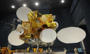 Alcomsat 1 in einer Testkammer des Herstellers