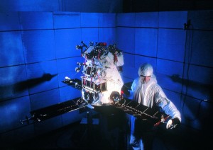 der ALEXIS Satellit in einer Testkammer