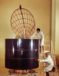 Techniker mit dem zweiten Anik Satelliten