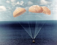 Apollo 14 geht im Pazifik nieder