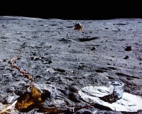 Apollo 16 ALSEP Station mit Lunar Module im Hintergrund