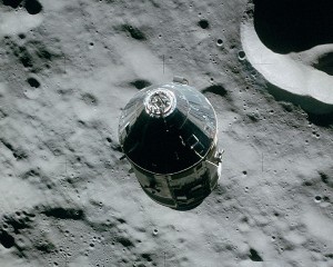 das Apollo 16 CSM „Casper“ über der Mondoberfläche