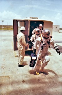 die Apollo ASTP Crew auf dem Weg zur Rakete