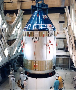 Montage des Apollo 7 CSM