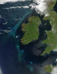 das MODIS Instrument von Aqua lieferte dieses Bild der Phytoplankton „Blüte“ vor der Küste Irlands