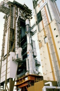 Schnappschuß vom Zurückrollen des mobilen Serviceturms von ELA-2 vor dem Start der Ariane-3 V17
