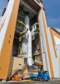 die Ariane-5ECA VA222 beim Verlassen des Montagegebäudes