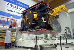 ARSAT 2 vor der Verschickung nach Kourou