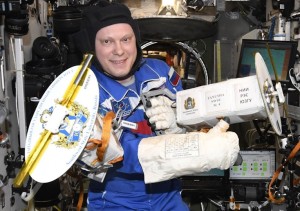 Oleg Artjemjew mit zwei Tanjuscha Satelliten (Tanjuscha-SWSU 4 rechts)