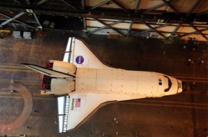 die „Atlantis“ auf dem Weg ins VAB zur Vorbereitung auf die STS-106 Mission