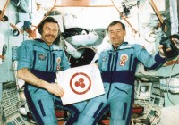 A. Balandin (links) und G. Strekalow mit dem „Banner des Friedens“
