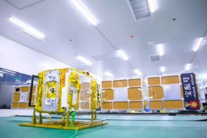 der BaoYun CubeSat mit Werbebotschaft auf dem rechten Solar-Paneel