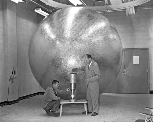 Präsentation des zweiten Beacon Satelliten durch William J. O´Sullivan (rechts)