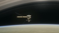 Computergrafik von Cassini zwischen dem innersten Saturnring und dem Planeten