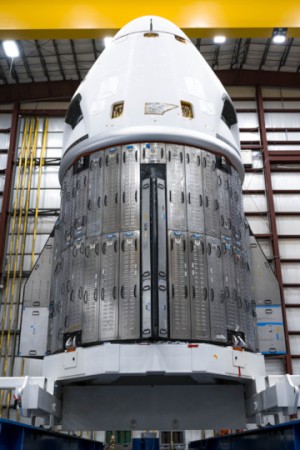 die Dragon C206 für Crew-6 bei der Ankunft im SpaceX Hangar