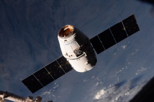 SpaceX Dragon CRS-10 im Anflug