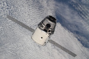 Dragon CRS-15 beim Rendezvous mit der ISS