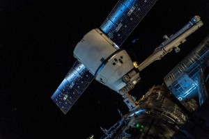 die Dragon CRS-16 am Canadarm2