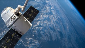 die CRS-17 Dragon kurz vor der Freigabe durch den Manipulatorarm