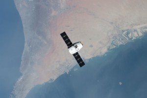 die anfliegende CRS-18 über der Küste der VAE