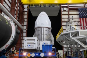 CRS-22 auf dem Weg in den Hangar zur Montage auf der Falcon 9