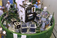 DEMETER mit weiteren Mikrosatelliten (im Vordergrund links die beiden LatinSat, mittig die beiden SaudiComsat)
