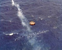 der Fallschirm von Discoverer XIII auf dem Meer treibend