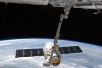 Dragon-C2 am Manipulatorarm der ISS