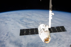 „Dragon“ CRS 2 am Manipulatorarm der ISS