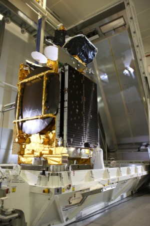 Eutelsat 70B beim Verladen