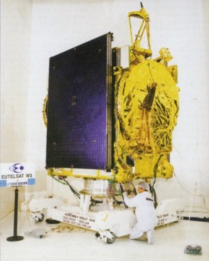 Eutelsat W3 in einer Testkammer des Herstellers