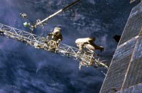 Haigneré (links im Bild) und Afanasjew während ihres gemeinsamen Weltraumausstiegs