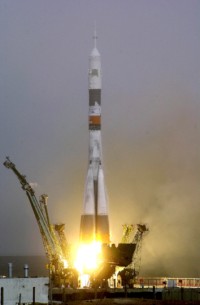 Start der Sojus-U mit der Expedition 1 zur ISS
