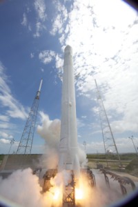 Start der ersten SpaceX Falcon 9 Rakete