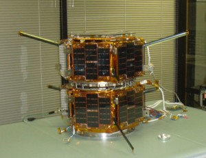 die FASTRAC Satelliten im Labor (oben „Sara-Lily“, unten „Emma“)