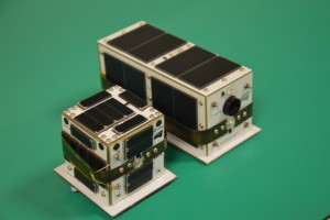 FossaSat 1B (Vordergrund) und FossaSat 2