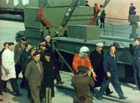 Gagarin am Fuß der Wostok Rakete