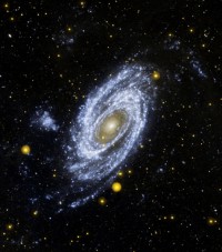 GALEX Aufnahme der Spiral-Galaxie M81 und der Zwerggalaxie Holmberg IX (links davon)