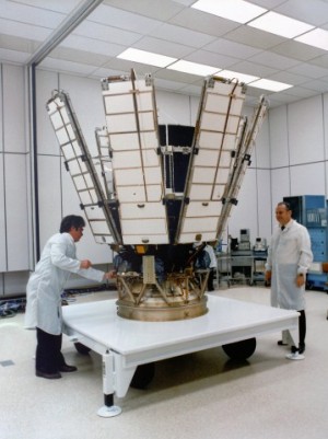 Techniker mit dem GEOSAT Satelliten