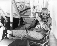 ein entspannter John Glenn an Deck des Bergungsschiffes