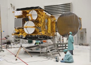 GSat 10 bei der Startvorbereitung in Kourou