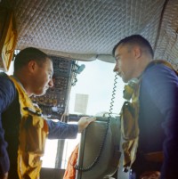 die Gemini-3 Crew an Bord des Bergungshubschraubers auf dem Weg zur „Intrepid“