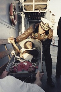 „Ham“ nach seinem Flug mit dem Kommandanten des Bergungsschiffs, CDR Ralph A. Brackett