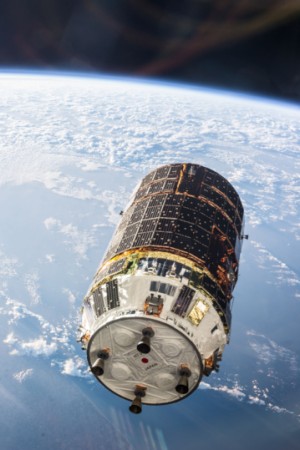 Kounotori 4 in Warteposition vor der ISS