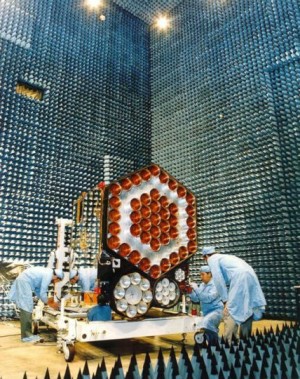 Inmarsat 2 F1 in der Testkammer