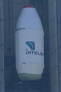 die Nutzlastverkleidung mit Intelsat 708 auf dem Weg zur Raketenspitze