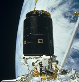 Bergung von Intelsat 603 durch drei Astronauten der „Endeav­our“