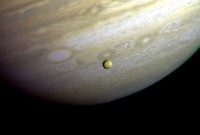 Mond Io vor der Südhalbkugel von Jupiter aufgenommen am 25.06.1979